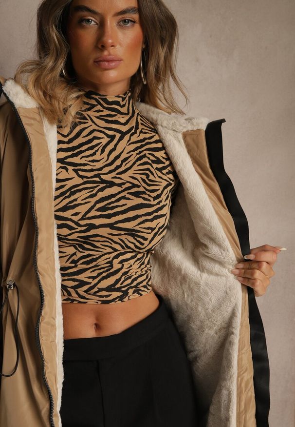 Renee - Ciemnobeżowa Kurtka Parka w Stylu Casual Ocieplana Futerkiem Olleania. Okazja: na co dzień. Kolor: beżowy. Materiał: futro. Wzór: aplikacja. Styl: casual