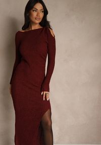 Renee - Bordowa Sukienka o Dopasowanym Kroju Ozdobiona Metaliczną Aplikacją Reittia. Okazja: na imprezę. Kolor: czerwony. Wzór: aplikacja. Sezon: wiosna #2