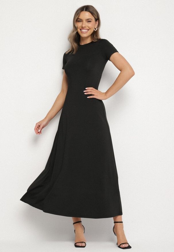 Born2be - Czarna Sukienka o Taliowanym Kroju z Krótkim Rękawem Liravise. Okazja: na co dzień. Kolor: czarny. Długość rękawa: krótki rękaw. Sezon: wiosna, lato. Typ sukienki: rozkloszowane. Styl: klasyczny, casual, elegancki