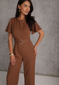 Renee - Brązowy Kombinezon VICES Ozdobiony Paskiem i Klamrą o Nieregularnym Kształcie Metilaeno. Kolor: brązowy. Wzór: aplikacja #2