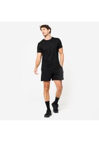 DOMYOS - Koszulka z krótkim rękawem męska Domyos Gym & Pilates 100 Sportee. Kolor: czarny. Materiał: bawełna, prążkowany, materiał, tkanina, elastan. Długość rękawa: krótki rękaw. Długość: krótkie. Wzór: ze splotem. Sport: joga i pilates