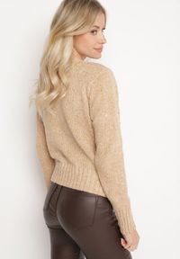 Born2be - Ciemnobeżowy Sweter z Bawełną Ozdobiony Cekinami Savalenne. Okazja: na co dzień. Kolor: beżowy. Materiał: bawełna. Długość rękawa: długi rękaw. Długość: długie. Wzór: aplikacja. Styl: klasyczny, casual #4
