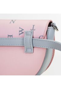 Wittchen - Damska listonoszka saddle bag w litery. Kolor: różowy. Wzór: nadruk, paski, gładki. Materiał: skórzane. Styl: elegancki, klasyczny. Rodzaj torebki: na ramię #6