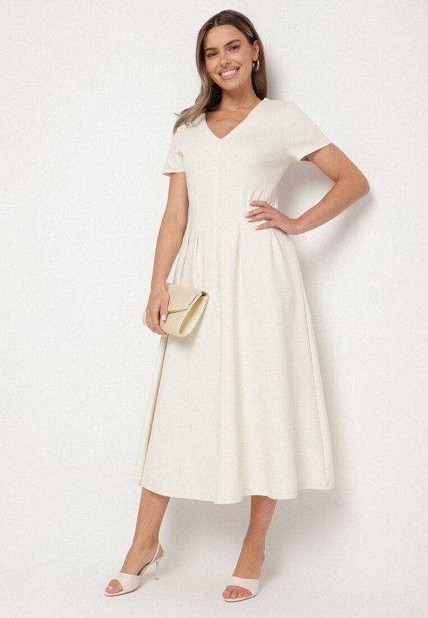 Born2be - Jasnobeżowa Taliowana Sukienka z Bawełną Zeraviae. Okazja: na co dzień. Kolor: beżowy. Materiał: bawełna. Typ sukienki: sportowe, proste. Styl: casual, klasyczny, sportowy