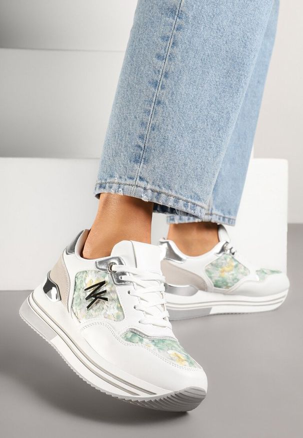 Renee - Biało-Zielone Sneakersy Ozdobione Metalicznymi Literami Divlirra. Kolor: biały. Materiał: jeans. Wzór: aplikacja