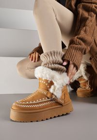 Renee - Jasnobrązowe Śniegowce na Platformie z Futerkiem i Haftowanym Wzorem Celatusa. Okazja: na co dzień. Kolor: brązowy. Materiał: futro. Wzór: haft. Sezon: zima. Obcas: na platformie. Styl: casual #1