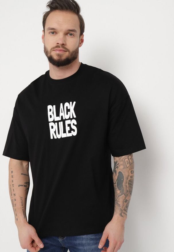 Born2be - Czarna Bawełniana Koszulka T-shirt z Nadrukiem po Obu Stronach Daven. Kolor: czarny. Materiał: bawełna. Długość rękawa: krótki rękaw. Długość: krótkie. Wzór: nadruk