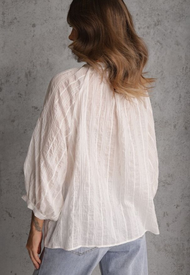 Renee - Biała Wiązana Bluzka w Stylu Boho z Tencelu z Koralikami i Koronką Helotis. Okazja: na co dzień. Kolor: biały. Materiał: koronka. Wzór: koronka. Styl: boho