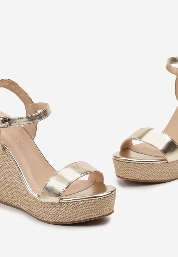 Born2be - Złote Sandały na Wysokim Koturnie Ozdobionym Drobną Plecionką Devlatia. Kolor: złoty. Wzór: aplikacja. Sezon: lato. Obcas: na koturnie