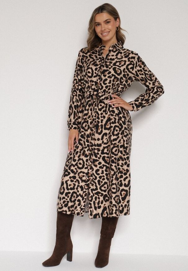 Born2be - Panterkowa Koszulowa Sukienka z Wiskozą w Panterkę z Wiązanym Paskiem Assava. Okazja: do pracy, na spotkanie biznesowe. Materiał: wiskoza. Wzór: motyw zwierzęcy. Typ sukienki: koszulowe. Styl: biznesowy, klasyczny, elegancki