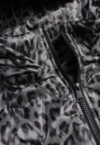 Renee - Zielona Panterkowa Kurtka z Odpinanym Kapturem Anastaera. Kolor: zielony. Materiał: poliester. Długość rękawa: długi rękaw. Sezon: wiosna #5