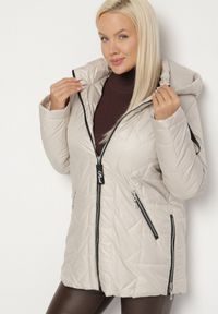 Born2be - Ciemnoszara Pikowana Kurtka Ozdobiona Pikowaniem z Odpinanym Kapturem Falerosa. Okazja: na co dzień, na spacer. Kolekcja: plus size. Kolor: szary. Materiał: jeans. Wzór: aplikacja. Styl: casual #1