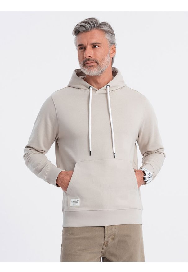 Ombre Clothing - Męska bluza dresowa kangurka z kapturem - jasnobeżowa V1 OM-SSBN-0177 - XXL. Okazja: na co dzień. Typ kołnierza: kaptur. Kolor: beżowy. Materiał: dresówka. Wzór: aplikacja. Styl: klasyczny, casual