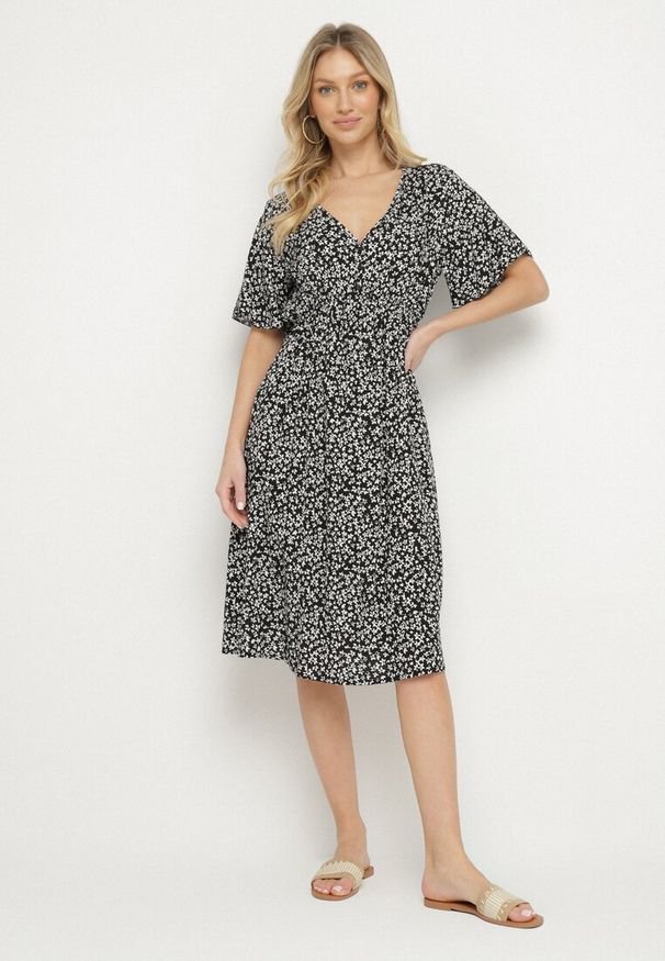 Born2be - Czarna Sukienka z Bawełny Rozkloszowana w Kwiaty Esirive. Typ kołnierza: dekolt w kształcie V. Kolor: czarny. Materiał: bawełna. Długość rękawa: krótki rękaw. Wzór: kwiaty