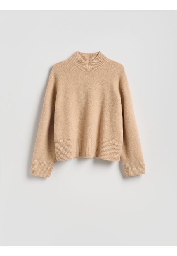 Reserved - Sweter z niskim golfem - beżowy. Typ kołnierza: golf. Kolor: beżowy. Materiał: dzianina, wełna