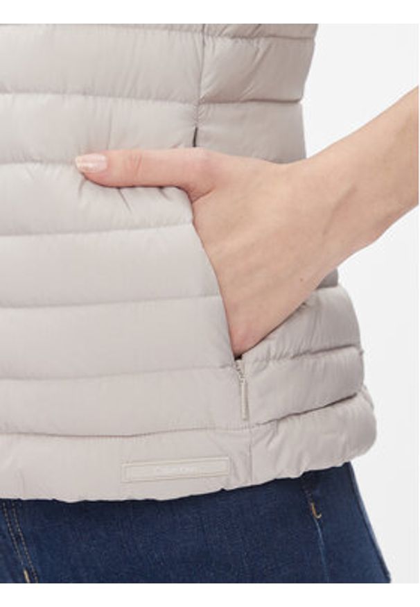 Calvin Klein Bezrękawnik Packable Super Lw Padded Vest K20K206325 Beżowy Slim Fit. Kolor: beżowy. Materiał: syntetyk. Długość rękawa: bez rękawów