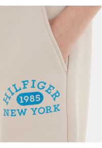 TOMMY HILFIGER - Tommy Hilfiger Spodnie dresowe Varsity KG0KG07605 Beżowy Regular Fit. Kolor: beżowy. Materiał: syntetyk