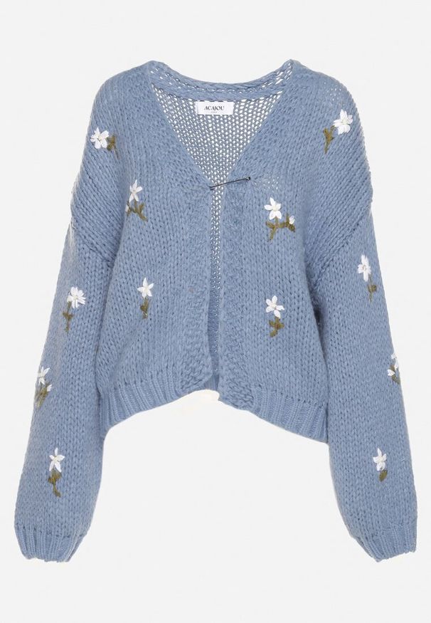 Born2be - Niebieski Kardigan w Kwiatowy Wzór Zapinany na Ozdobną Agrafkę Patinita. Okazja: na co dzień. Kolor: niebieski. Materiał: jeans. Długość: długie. Wzór: kwiaty. Styl: elegancki, casual