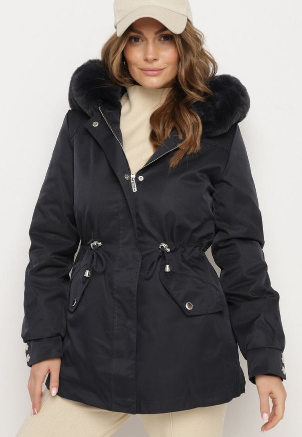 Born2be - Granatowa Kurtka Parka z Odpinanym Futerkowym Obszyciem przy Kapturze Inelithrae. Okazja: na co dzień. Typ kołnierza: golf. Kolor: niebieski. Materiał: jeans. Sezon: zima. Styl: klasyczny, casual, elegancki