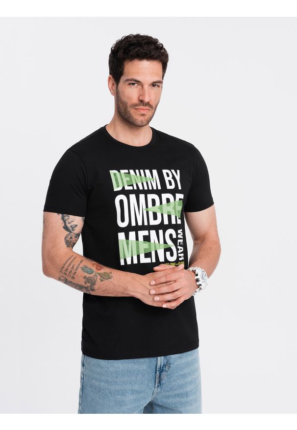 Ombre Clothing - Męski bawełniany t-shirt z dużym napisem – czarny V2 OM-TSPT-0193 - XL. Okazja: na co dzień. Kolor: czarny. Materiał: bawełna. Wzór: napisy. Styl: casual