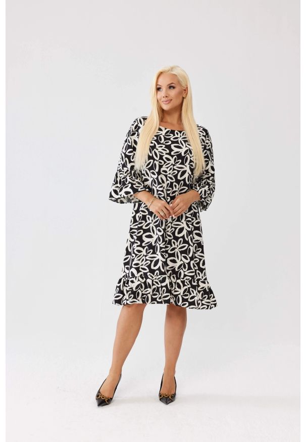 Moda Size Plus Iwanek - Elegancka czarno biała sukienka Selina PLUS SIZE XXL OVERSIZE JESIEŃ. Okazja: na co dzień. Kolekcja: plus size. Kolor: czarny, wielokolorowy, biały. Materiał: skóra, wiskoza, tkanina. Wzór: nadruk. Sezon: jesień. Typ sukienki: oversize, dla puszystych. Styl: elegancki