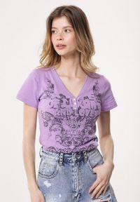 Born2be - Fioletowy T-shirt Tattle. Kolor: fioletowy. Materiał: dzianina. Długość rękawa: krótki rękaw. Długość: krótkie. Wzór: napisy, nadruk
