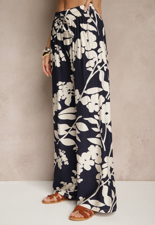 Renee - Granatowe Szerokie Spodnie z Wiskozy High Waist w Kwiatowy Wzór Elaneora. Okazja: na co dzień. Stan: podwyższony. Kolor: niebieski. Materiał: wiskoza. Wzór: kwiaty. Styl: elegancki, casual