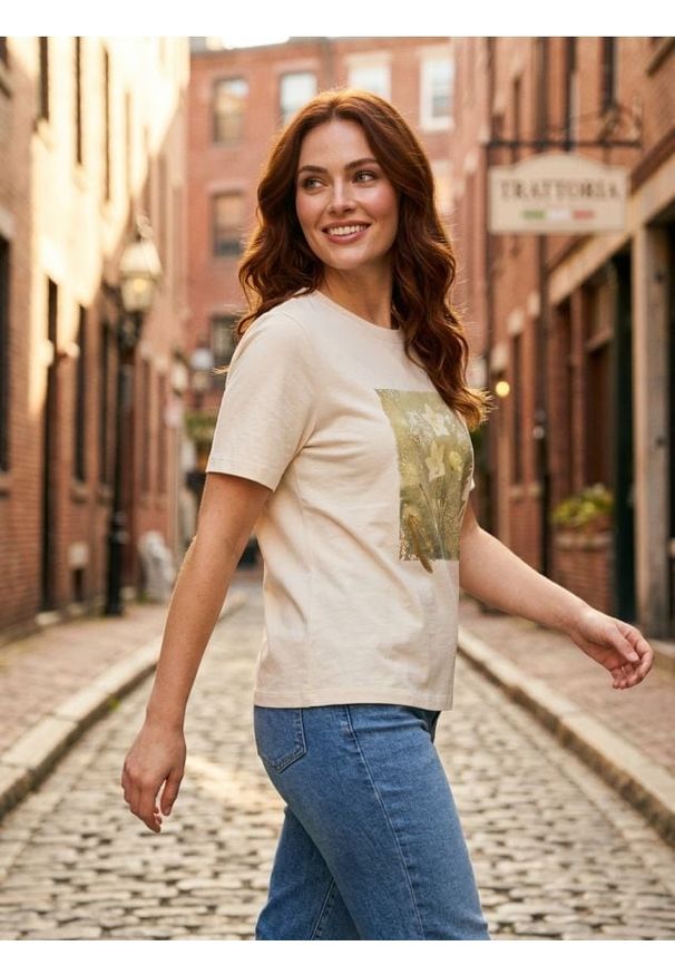 Sinsay - Bawełniana koszulka z krótkim rękawem i złotym nadrukiem - kremowy. Kolor: kremowy. Materiał: bawełna. Długość rękawa: krótki rękaw. Długość: krótkie. Wzór: nadruk