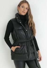 Born2be - Czarna Kamizelka z Ekoskóry Pikowana z Wiązanym Paskiem Talos. Kolor: czarny. Materiał: skóra, materiał. Długość rękawa: bez rękawów. Wzór: aplikacja, paski #3