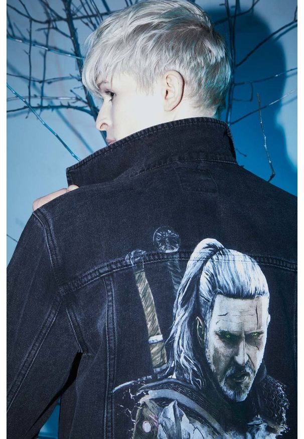 medicine - The Witcher x Medicine kurtka jeansowa męska kolor czarny przejściowa. Kolor: czarny. Materiał: jeans. Wzór: nadruk