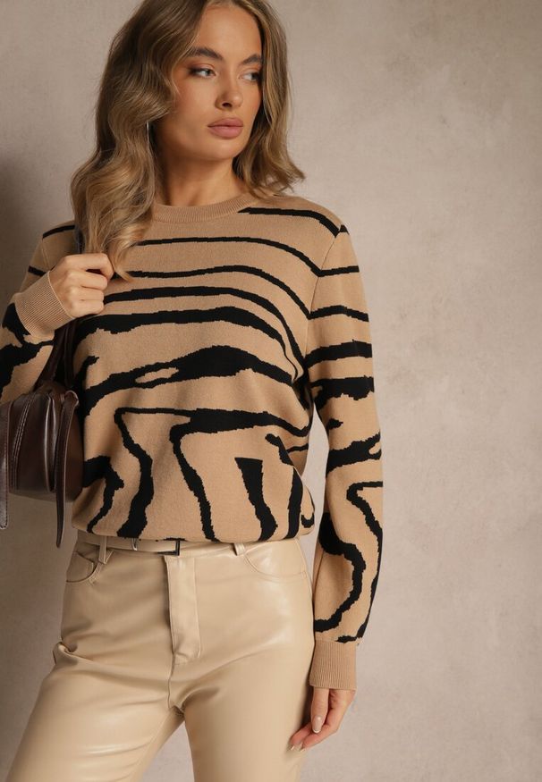 Renee - Ciemnobeżowy Klasyczny Sweter w Zebrę Unarella. Okazja: na co dzień. Kolor: beżowy. Wzór: motyw zwierzęcy. Styl: klasyczny