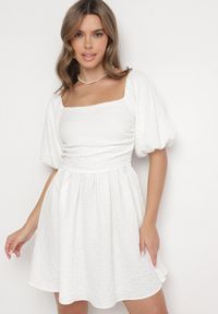 Born2be - Biała Sukienka Rozkloszowana z Bufiastymi Rękawami i Kwadratowym Dekoltem Galzemis. Okazja: na co dzień. Typ kołnierza: dekolt kwadratowy. Kolor: biały. Styl: klasyczny, casual, elegancki #1