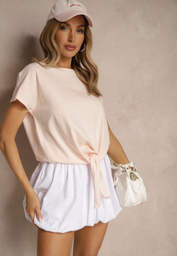 Renee - Jasnoróżowy Bawełniany T-shirt Wiązany u Dołu Sunalina. Okazja: na co dzień. Kolor: różowy. Materiał: bawełna. Styl: casual