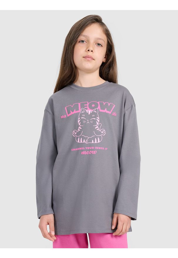 4f - 4F Longsleeve oversize z nadrukiem dziewczęcy - szary 140 (9-10 lat). Kolor: szary. Materiał: jersey, materiał, bawełna. Długość rękawa: długi rękaw. Długość: długie. Wzór: nadruk. Sezon: lato. Styl: klasyczny, elegancki