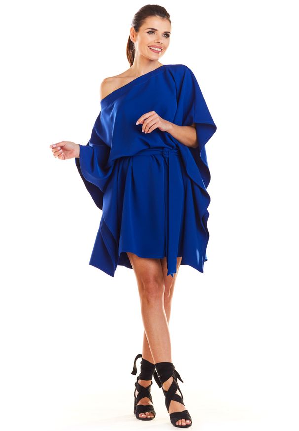 e-margeritka - Sukienka kimonowa z paskiem niebieska - uni. Okazja: na imprezę. Kolor: niebieski. Materiał: poliester, elastan, materiał. Typ sukienki: oversize. Styl: elegancki