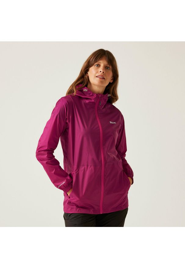 Regatta - Kurtka trekkingowa damska Pack It Jacket III kieszonkowa przeciwdeszczowa. Kolor: różowy. Materiał: softshell. Sport: turystyka piesza