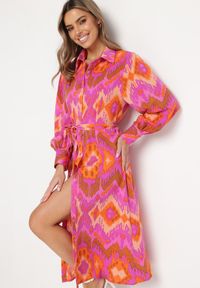 Born2be - Fuksjowa Koszulowa Sukienka Midi z Etno Wzorem i Wiązanym Paskiem Mithera. Kolor: różowy. Typ sukienki: koszulowe. Styl: etno. Długość: midi #1