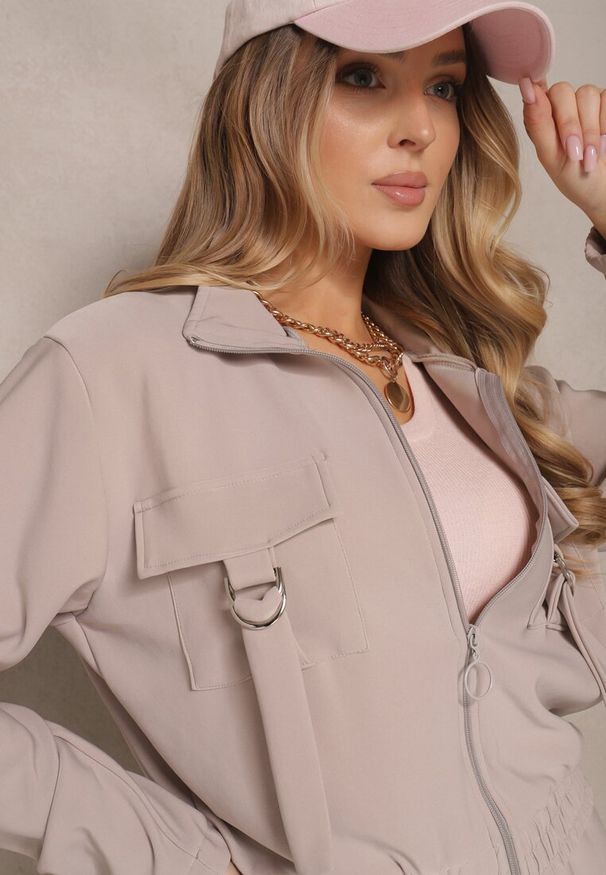 Renee - Beżowy Komplet Dresowy Utility Bluza Rozpinana i Spodnie z Kieszeniami Telinoria. Kolor: szary. Materiał: dresówka. Wzór: aplikacja