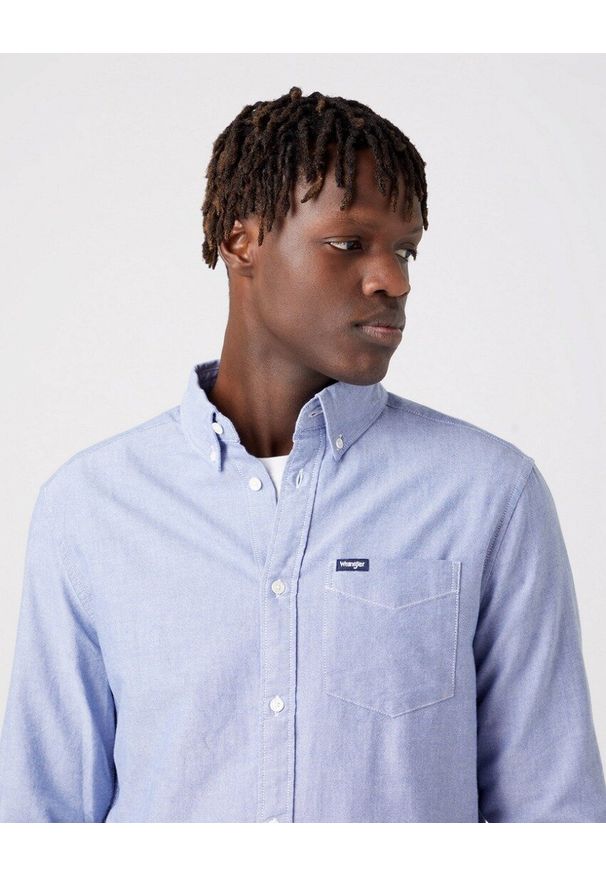 Wrangler - WRANGLER LS 1 PKT BUTTON DOWN MĘSKA KOSZULA MATERIAŁOWA MATERIAŁ BLUE TINT W5B1BMX7K 112320866. Typ kołnierza: button down. Materiał: materiał