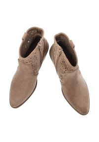 Botki damskie S.Barski, cholewka z materiału ażurowe wycięcia na bokach zamek po wewnętrznej stronie smukły fason wyprofilowany obcas, brązowe, HY61-. Okazja: na co dzień. Zapięcie: zamek. Kolor: brązowy. Szerokość cholewki: normalna. Wzór: ażurowy. Materiał: materiał. Sezon: jesień. Obcas: na obcasie. Styl: casual, klasyczny, elegancki. Wysokość obcasa: średni #2