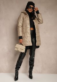 Renee - Beżowa Asymetryczna Kurtka z Pikowanymi Przeszyciami i Kapturem Eleadrre. Okazja: na co dzień. Kolor: beżowy. Materiał: jeans. Styl: klasyczny, sportowy, casual, elegancki #3