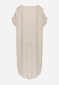 Born2be - Beżowa Pudełkowa Sukienka z Lnem i Wiskozą Zdobiona Metalicznym Guzikiem Phisoth. Okazja: na co dzień, do pracy, na spotkanie biznesowe. Kolekcja: plus size. Kolor: beżowy. Materiał: wiskoza, len. Wzór: aplikacja. Sezon: lato. Typ sukienki: dla puszystych, proste. Styl: casual, biznesowy, elegancki #6