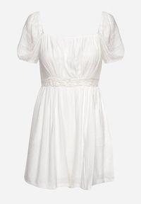 Born2be - Biały Krótki Kombinezon z Wiskozy Zwężany w Talii Feviana. Okazja: na co dzień. Kolor: biały. Materiał: wiskoza. Długość: krótkie. Wzór: aplikacja. Sezon: wiosna, lato. Styl: casual #6