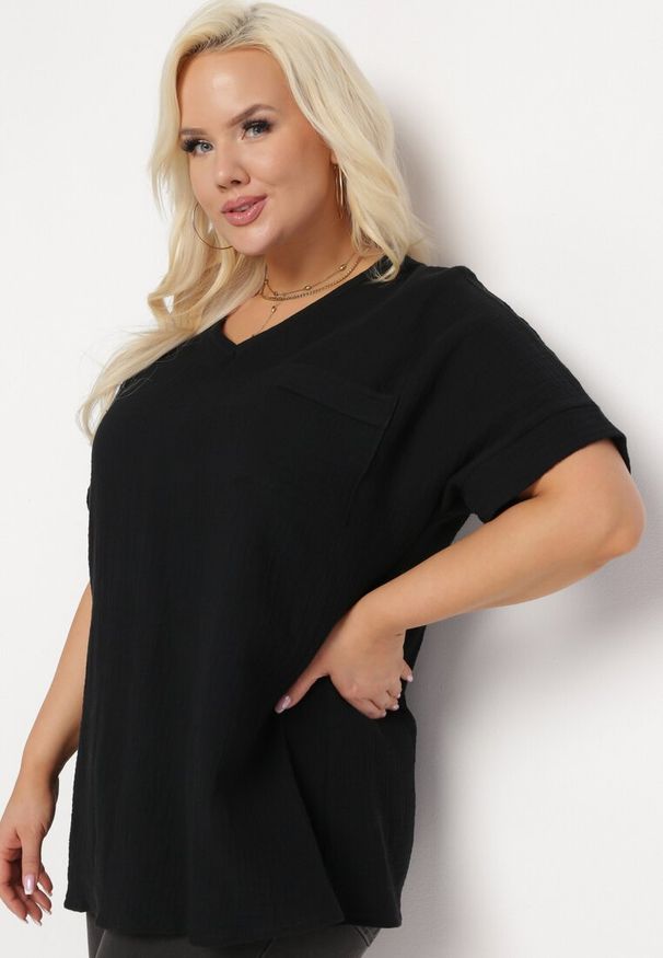 Born2be - Czarna Bawełniana Bluzka z Kieszonką na Boku Quilea. Kolor: czarny. Materiał: bawełna. Styl: elegancki