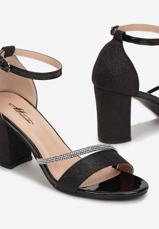 Born2be - Czarne Sandały na Słupku z Paskiem z Cyrkonii Vwem. Zapięcie: pasek. Kolor: czarny. Wzór: aplikacja. Obcas: na słupku. Styl: elegancki