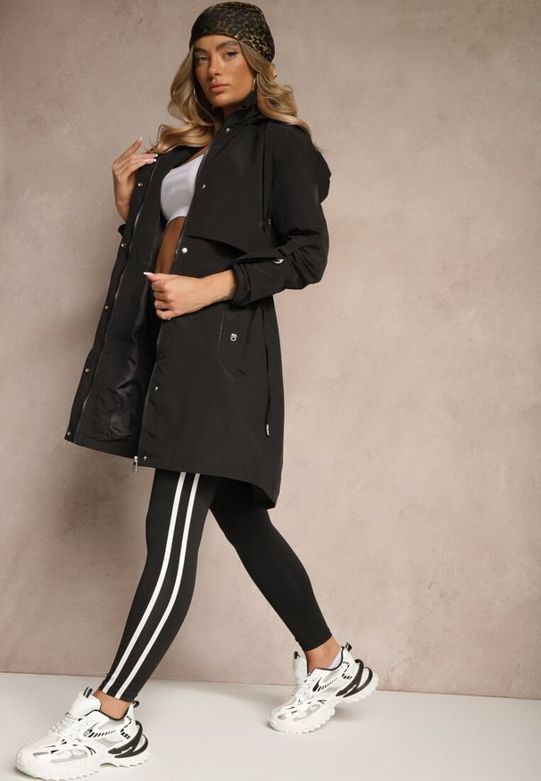 Renee - Czarna Kurtka Parka z Kapturem i Regulowanymi Troczkami Isalene. Okazja: na co dzień. Typ kołnierza: kaptur. Kolor: czarny. Materiał: jeans. Styl: casual, elegancki