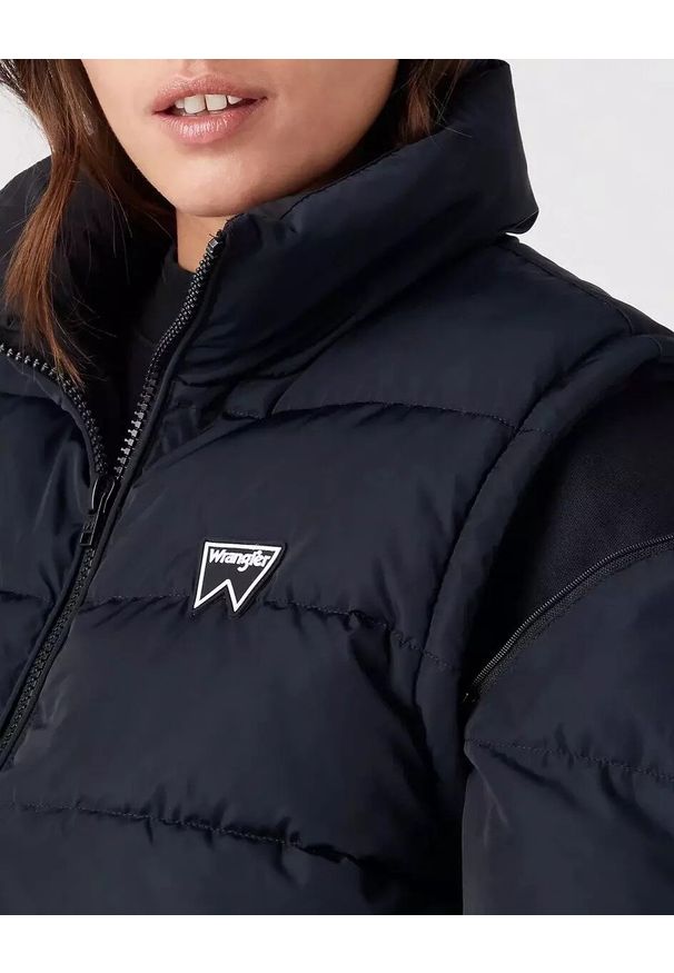 Wrangler - WRANGLER SHORT PUFFER DAMSKA KURTKA PRZEJŚCIOWA BLACK W4R9YJ100 112319249. Okazja: na co dzień. Materiał: jeans, puch, poliester. Sezon: wiosna, jesień. Styl: casual, elegancki