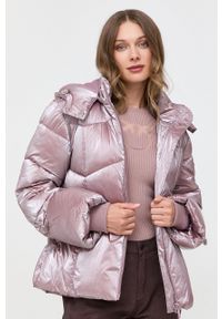 Guess kurtka damska kolor różowy zimowa. Okazja: na co dzień. Kolor: różowy. Sezon: zima. Styl: casual