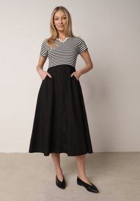 Born2be - Biało-Czarna Rozkloszowana Sukienka z Bawełny Imitująca Bluzkę w Paski i Spódnicę Chathusa. Okazja: na co dzień. Kolor: biały. Materiał: bawełna. Wzór: paski. Sezon: lato. Typ sukienki: rozkloszowane, proste. Styl: casual, klasyczny #4