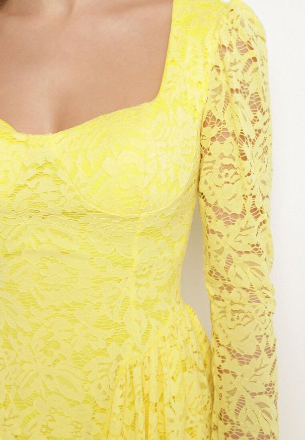 Born2be - Żółta Sukienka Koronkowa o Rozkloszowanym Kroju Telomira. Okazja: na co dzień. Kolor: żółty. Materiał: koronka. Długość rękawa: długi rękaw. Typ sukienki: rozkloszowane, proste. Styl: klasyczny, casual